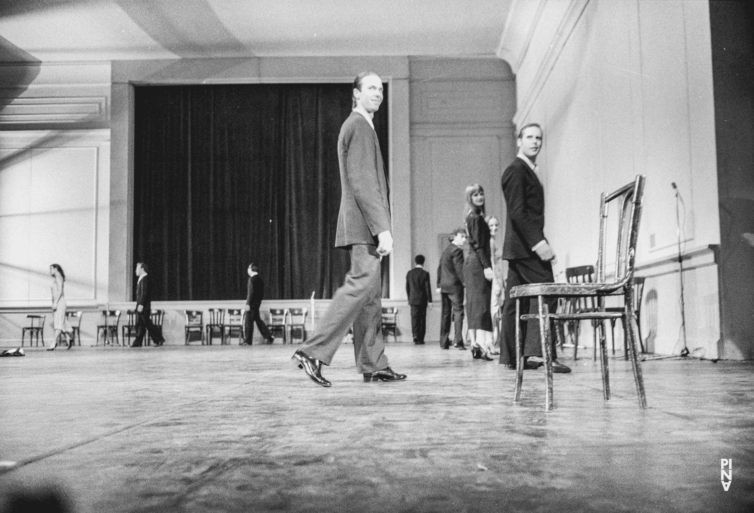 Gary Austin Crocker, Ed Kortlandt und Silvia Kesselheim in „Kontakthof“ von Pina Bausch im Opernhaus Wuppertal
