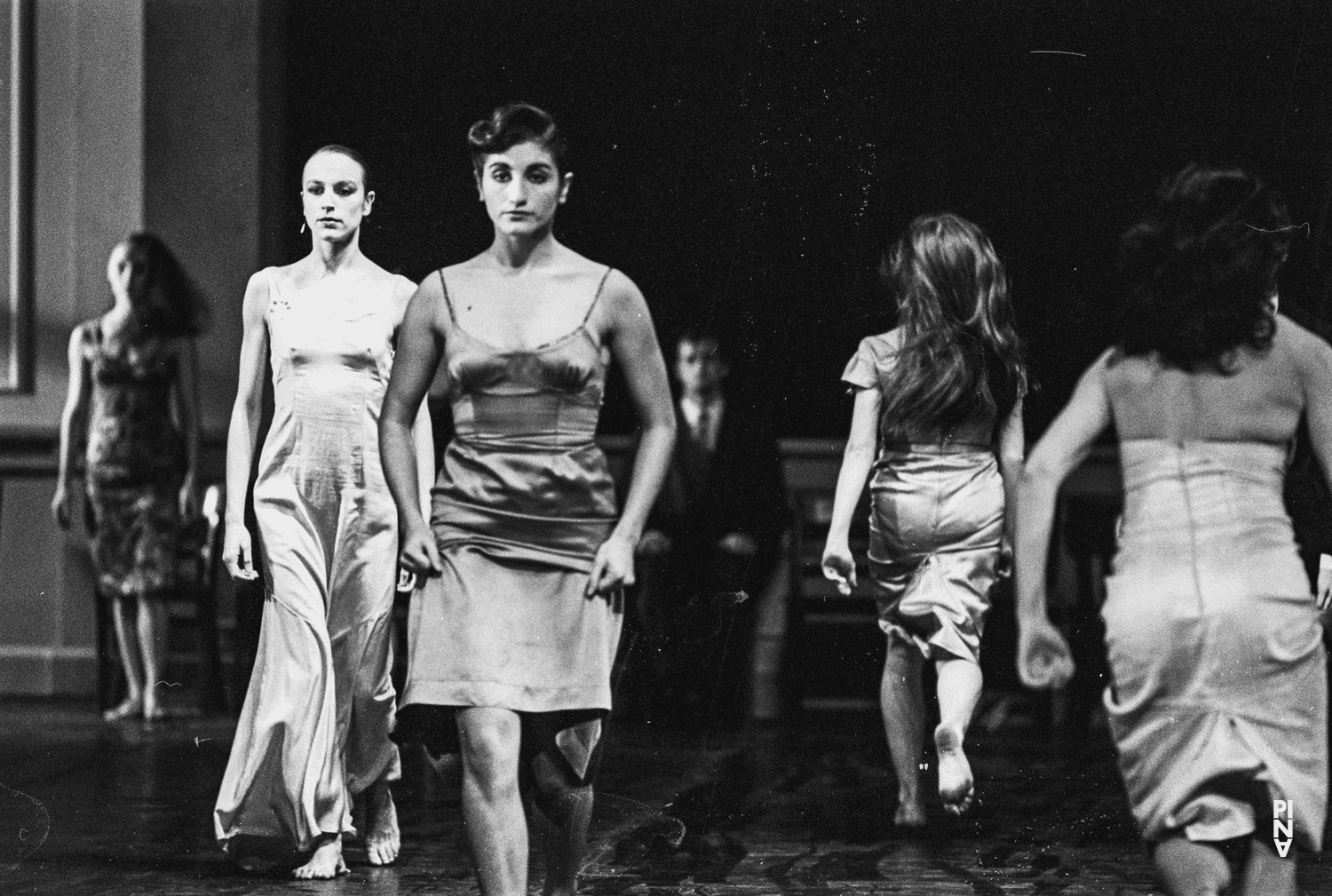 Isabel Ribas Serra und Anne Martin in „Kontakthof“ von Pina Bausch