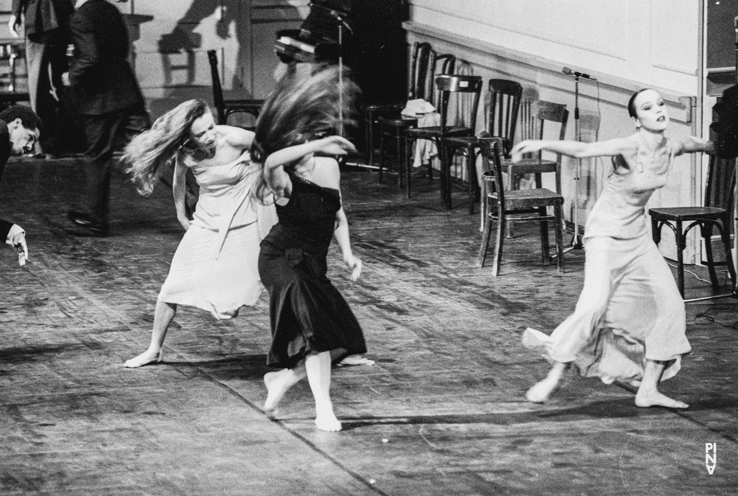 Anne Martin, Arnaldo Alvarez und Monika Sagon in „Kontakthof“ von Pina Bausch