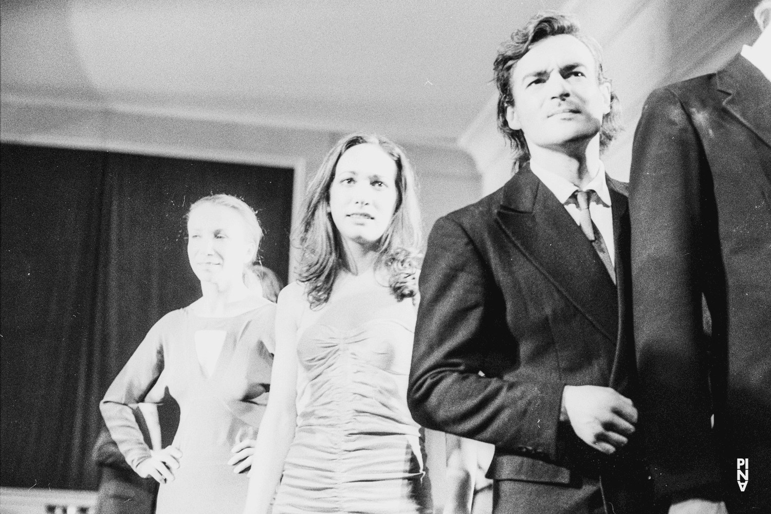 Fernando Cortizo, Vivienne Newport et Monika Sagon dans « Kontakthof » de Pina Bausch