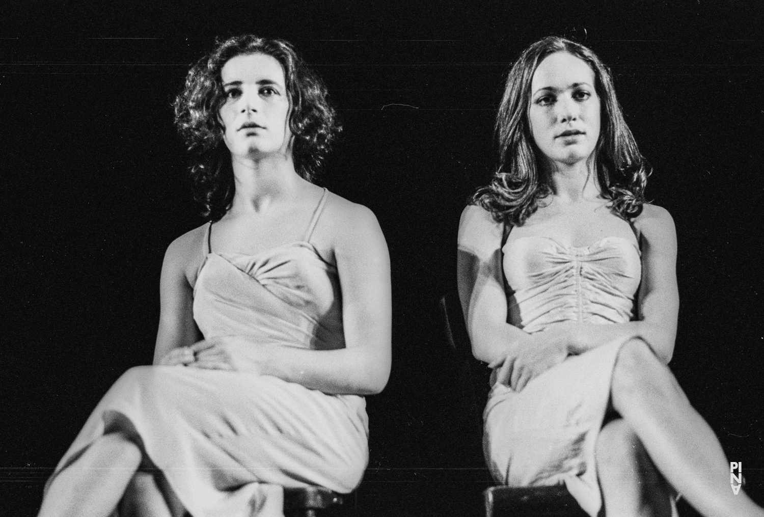 Vivienne Newport und Beatrice Libonati in „Kontakthof“ von Pina Bausch