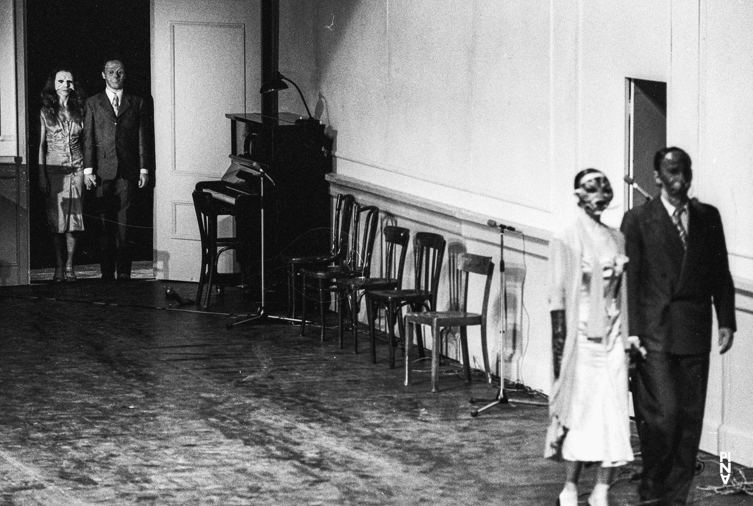 Anne Martin und Jan Minařík in „Kontakthof“ von Pina Bausch