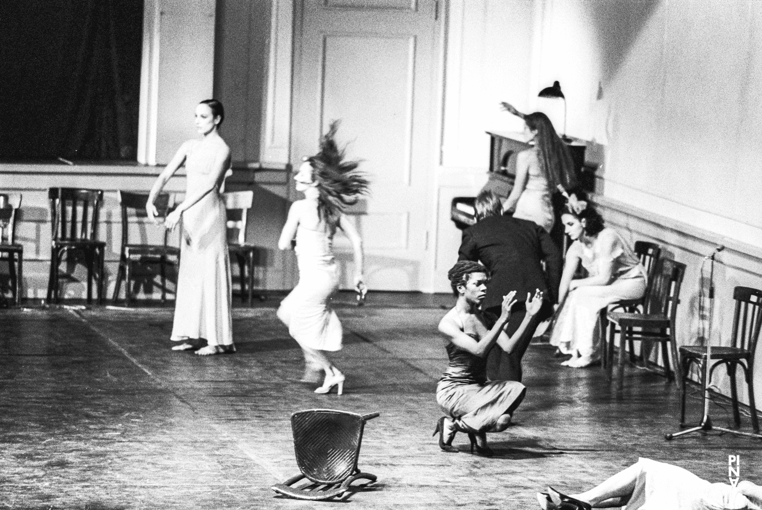 Elisabeth Clarke, Meryl Tankard et Anne Martin dans « Kontakthof » de Pina Bausch