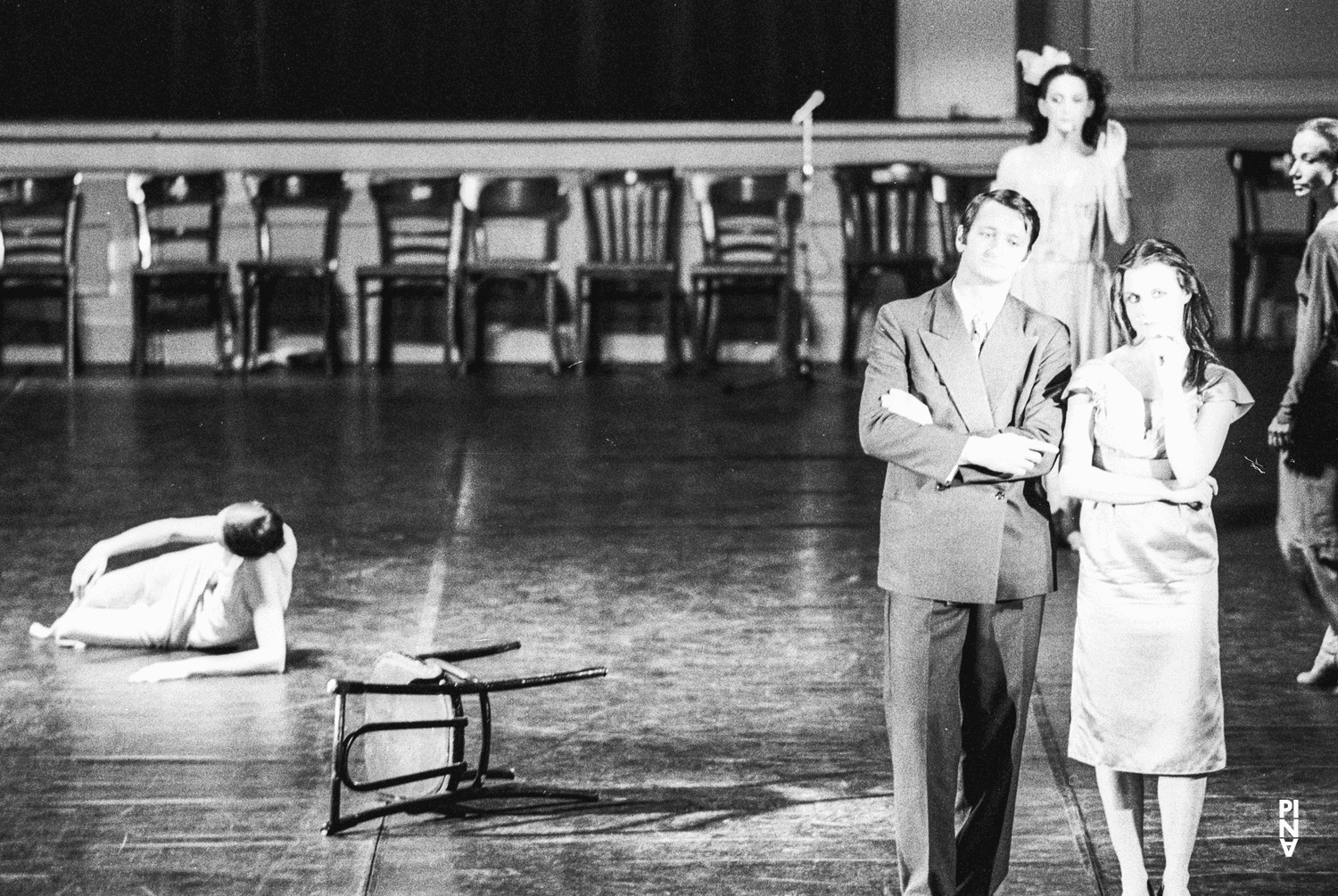 Jan Minařík, Josephine Ann Endicott et Monika Sagon dans « Kontakthof » de Pina Bausch