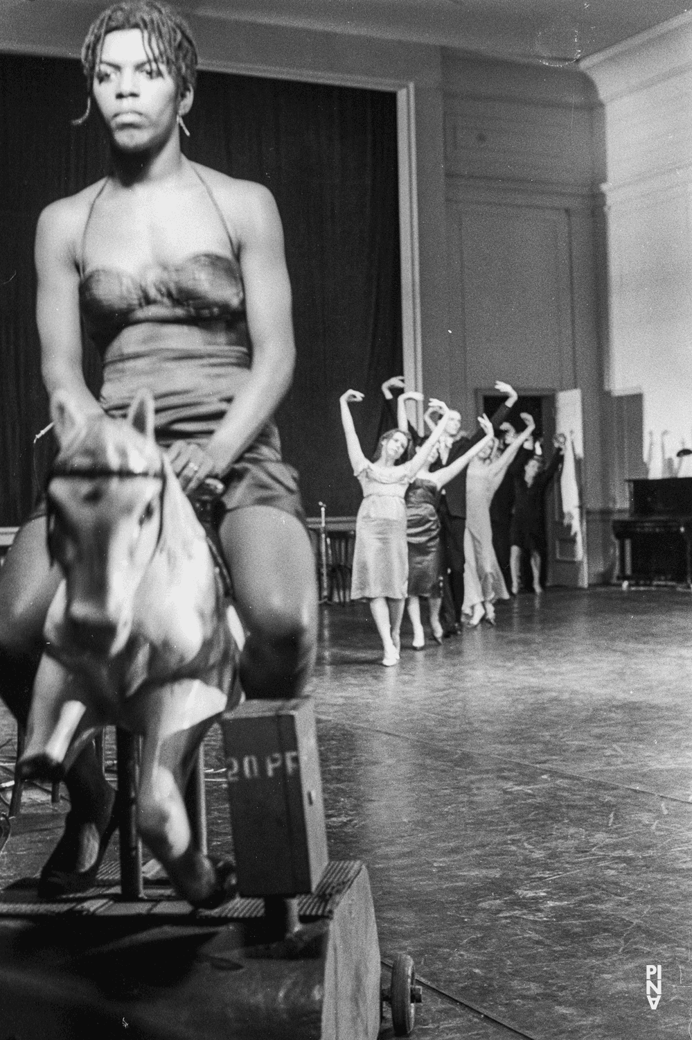 Elisabeth Clarke dans « Kontakthof » de Pina Bausch