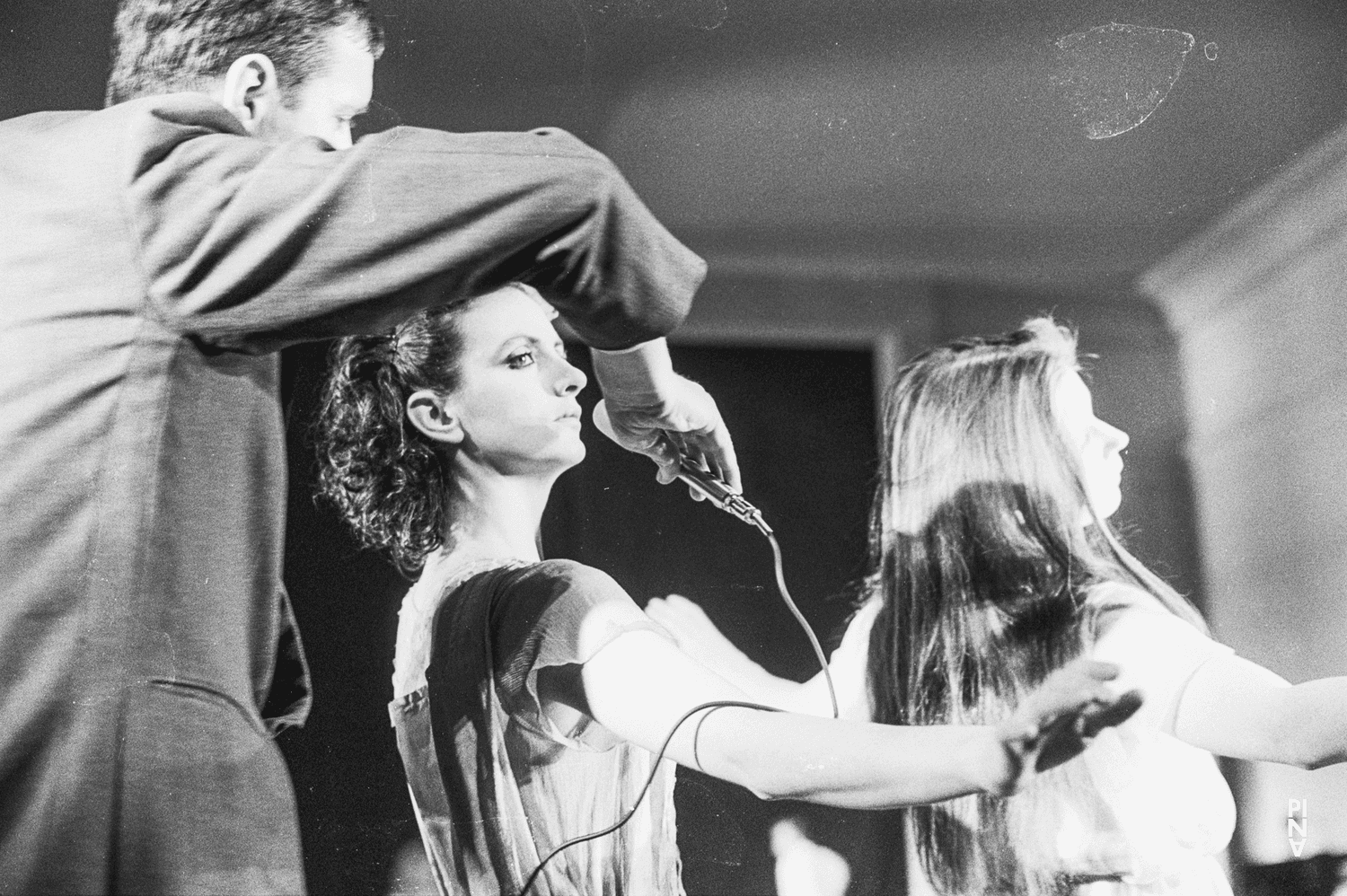 Meryl Tankard, Jan Minařík und Josephine Ann Endicott in „Kontakthof“ von Pina Bausch