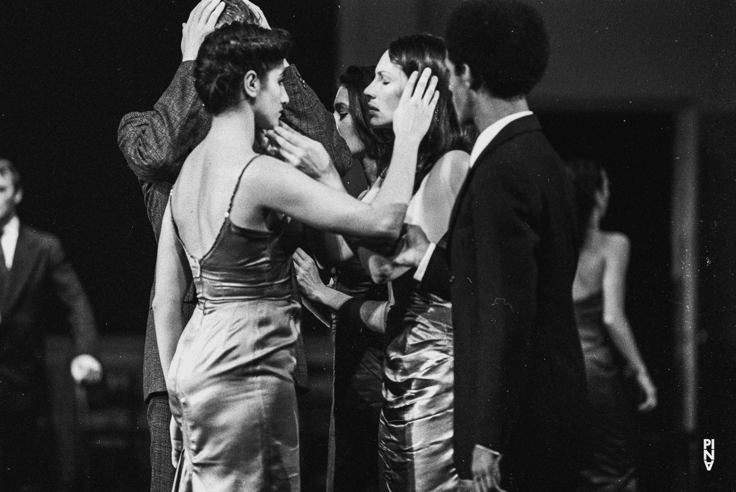 Isabel Ribas Serra und Heide Tegeder in „Kontakthof“ von Pina Bausch