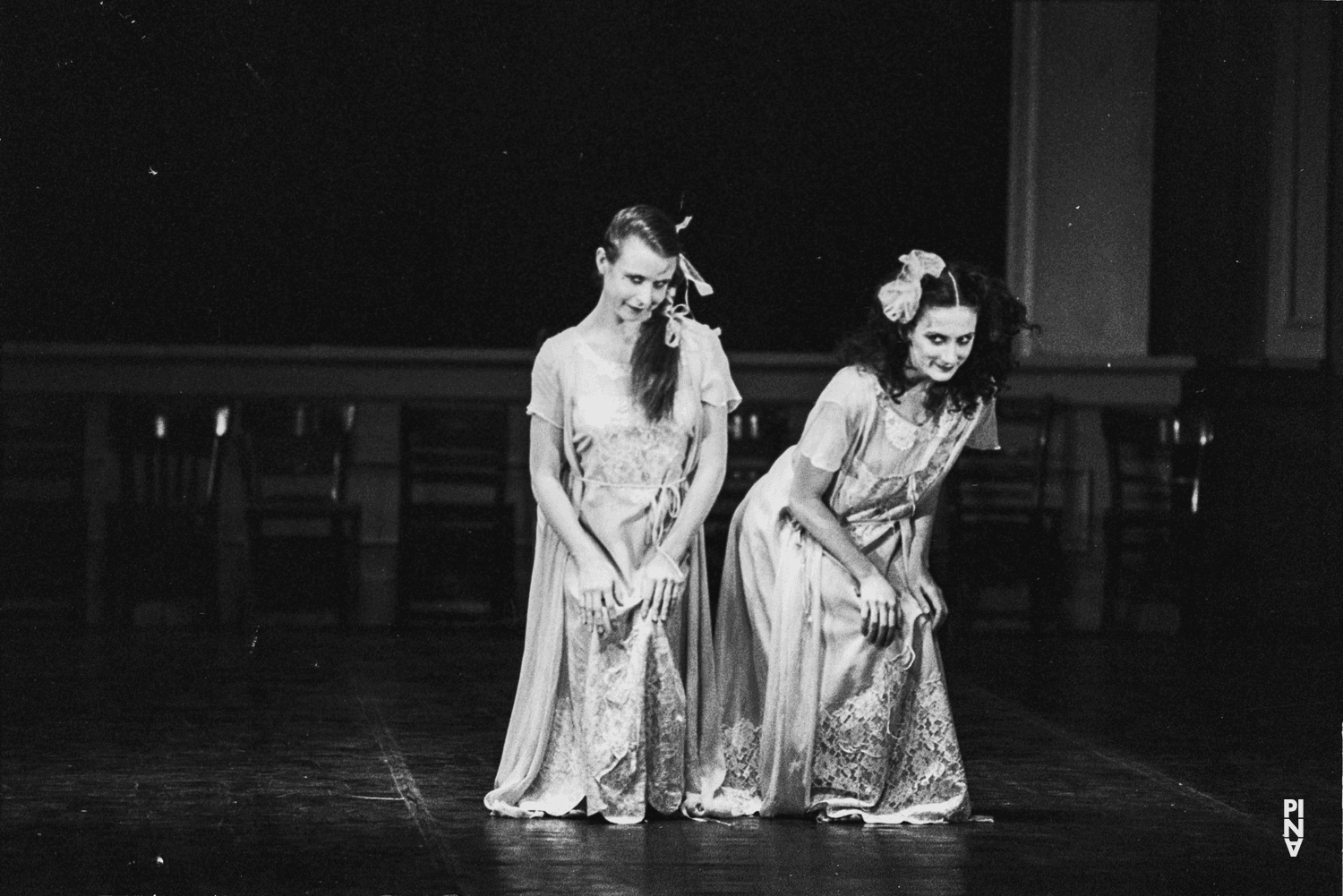 Josephine Ann Endicott et Meryl Tankard dans « Kontakthof » de Pina Bausch