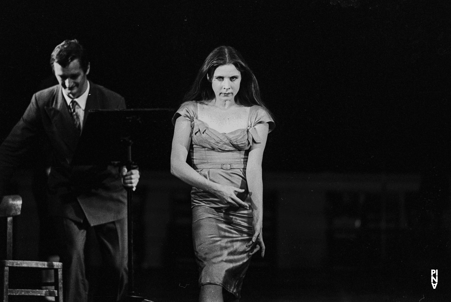 Josephine Ann Endicott und Jan Minařík in „Kontakthof“ von Pina Bausch