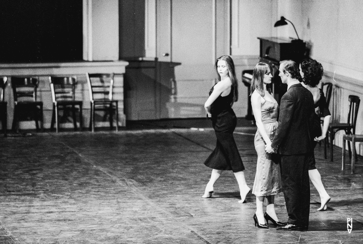 Silvia Kesselheim, John Giffin et Josephine Ann Endicott dans « Kontakthof » de Pina Bausch