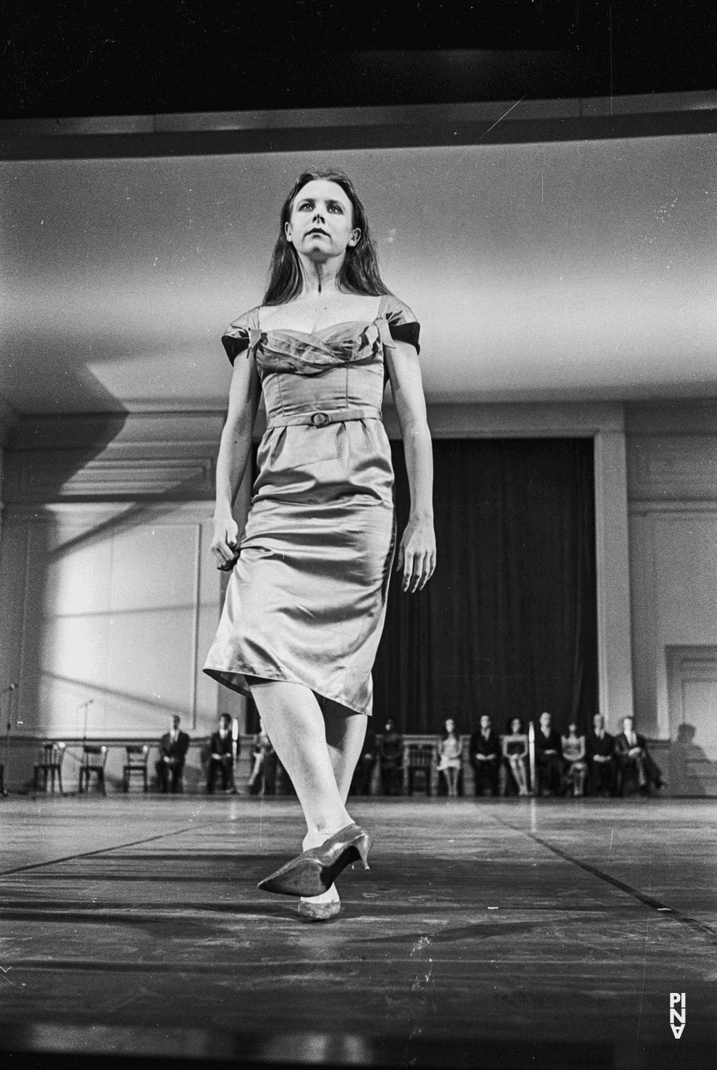 Josephine Ann Endicott in „Kontakthof“ von Pina Bausch