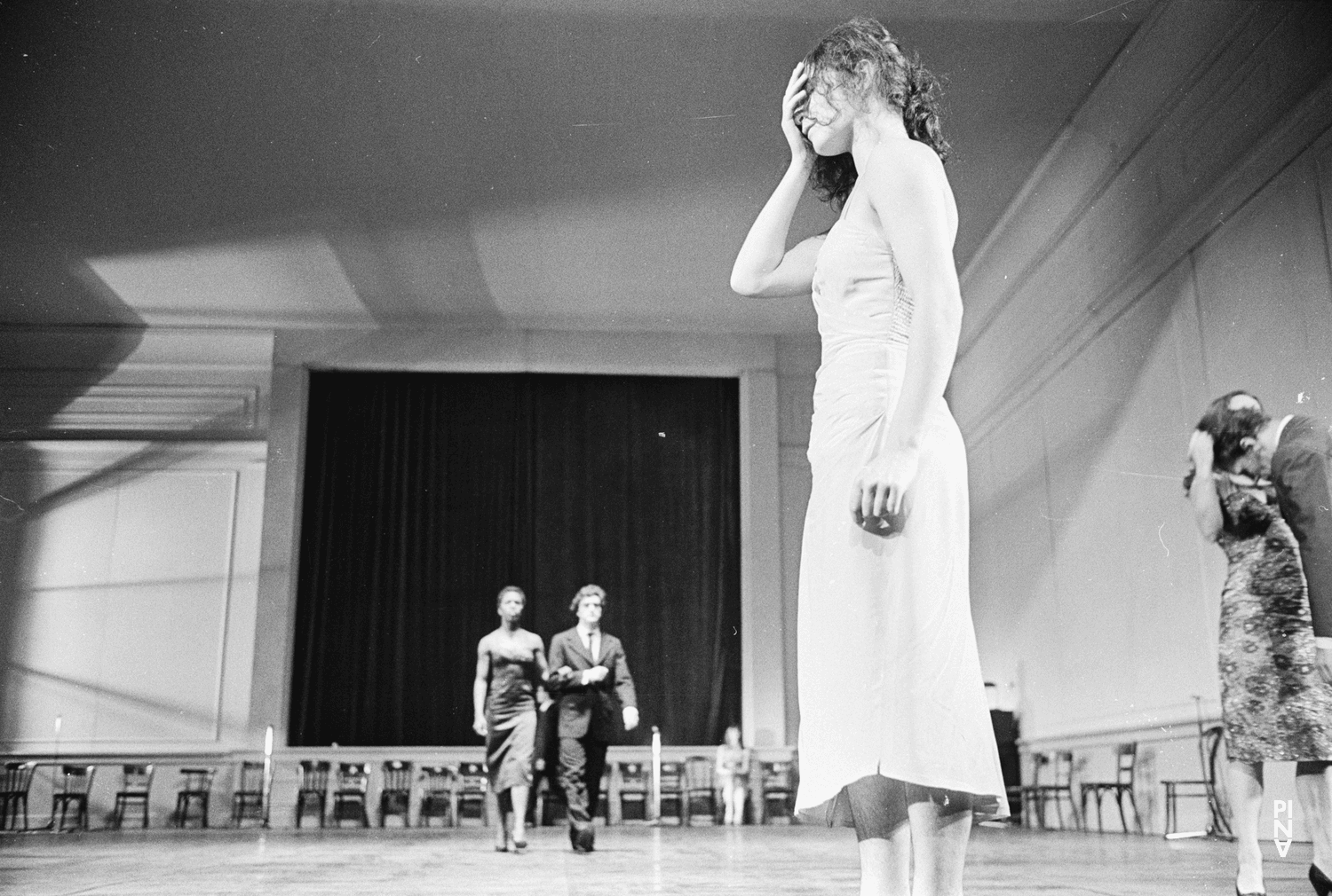 Beatrice Libonati, Arthur Rosenfeld et Elisabeth Clarke dans « Kontakthof » de Pina Bausch