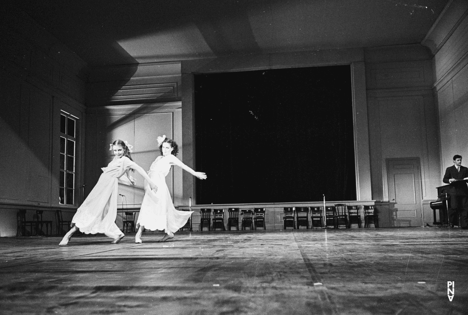 Josephine Ann Endicott, Meryl Tankard und Jan Minařík in „Kontakthof“ von Pina Bausch