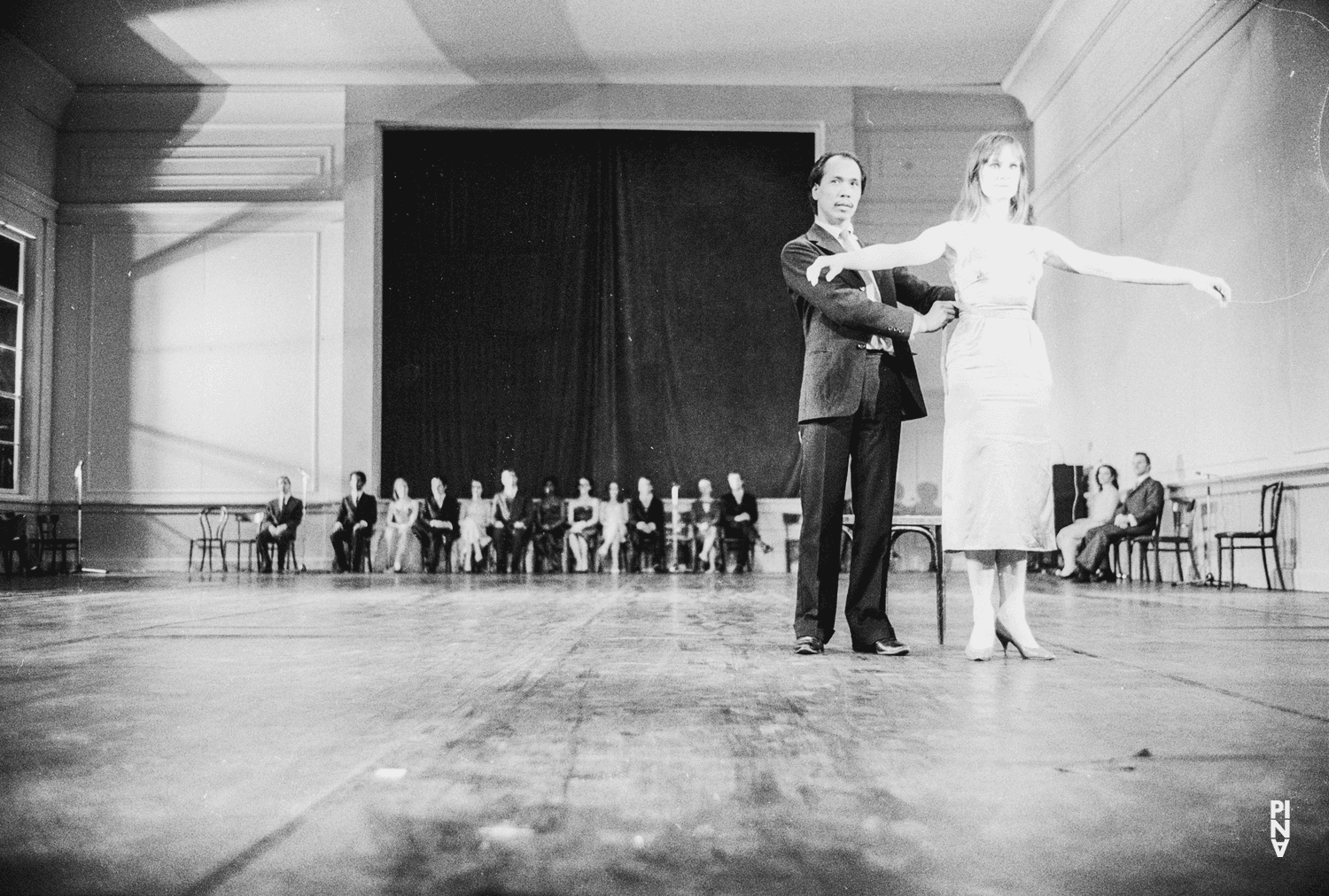 Luis P. Layag et Silvia Kesselheim dans « Kontakthof » de Pina Bausch