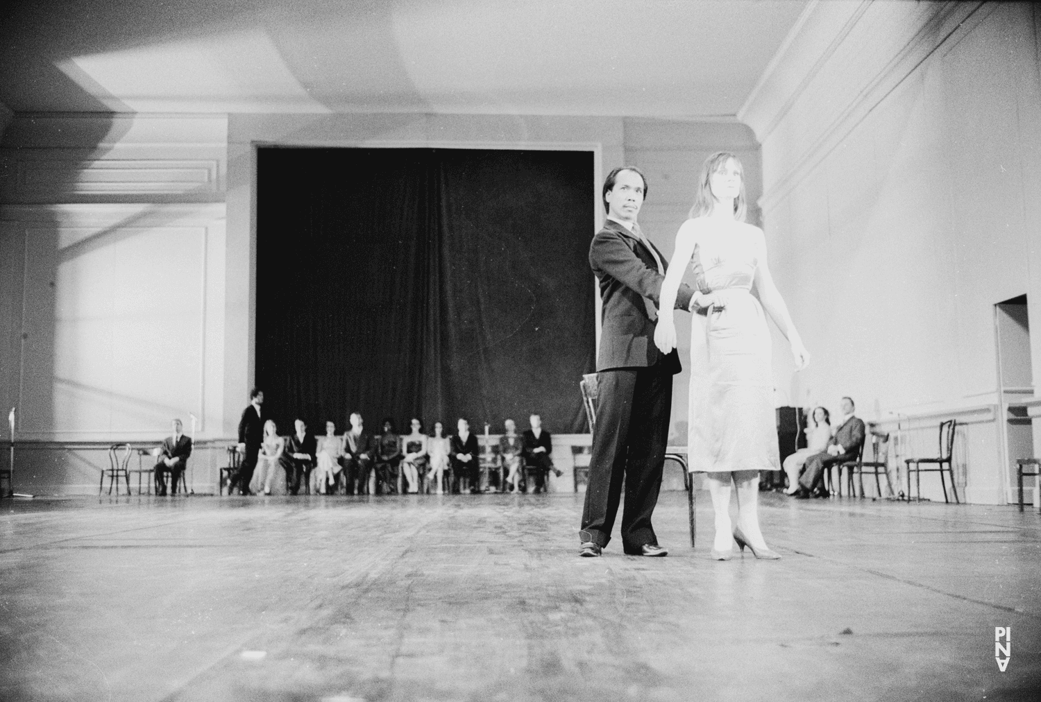 Luis P. Layag et Silvia Kesselheim dans « Kontakthof » de Pina Bausch