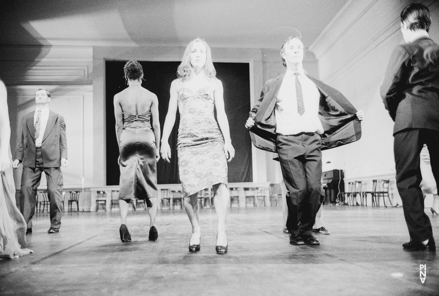Vivienne Newport, John Giffin et Jan Minařík dans « Kontakthof » de Pina Bausch