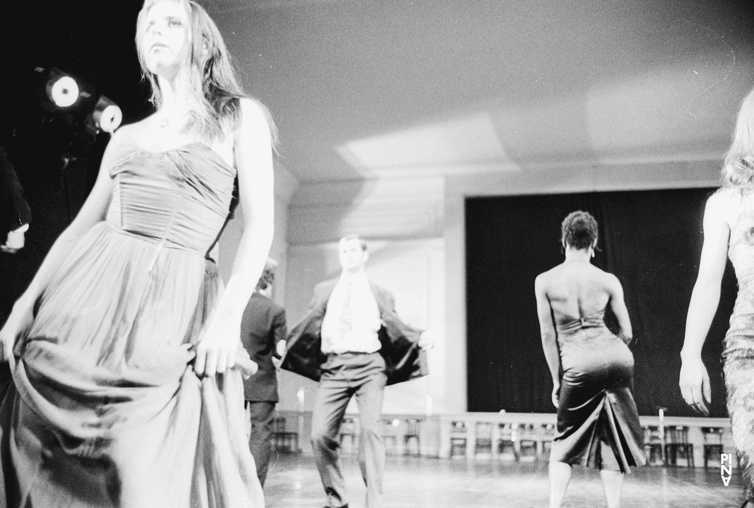 Josephine Ann Endicott und Jan Minařík in „Kontakthof“ von Pina Bausch