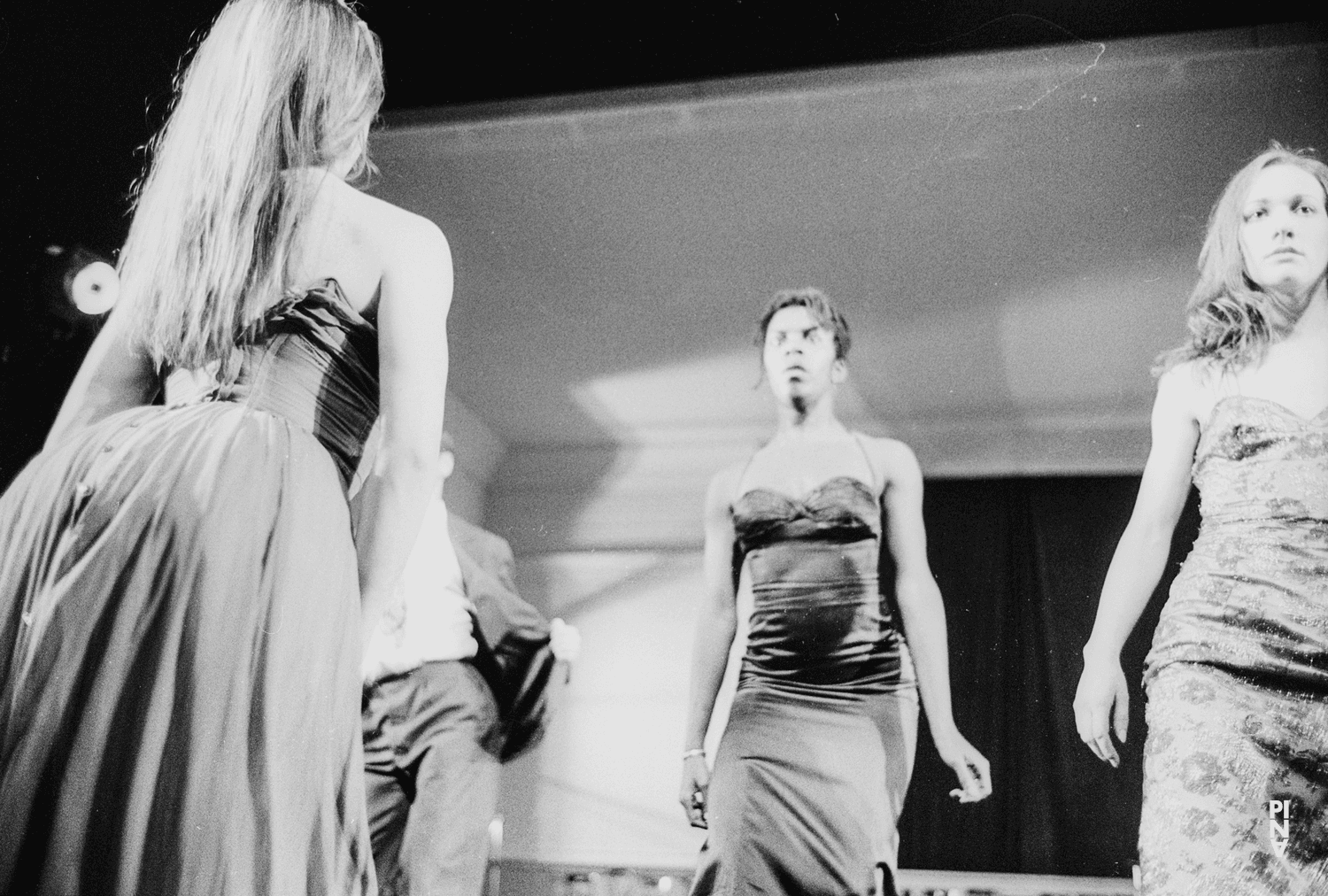 Vivienne Newport et Elisabeth Clarke dans « Kontakthof » de Pina Bausch