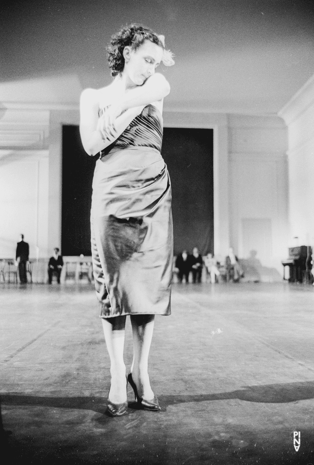 Meryl Tankard dans « Kontakthof » de Pina Bausch