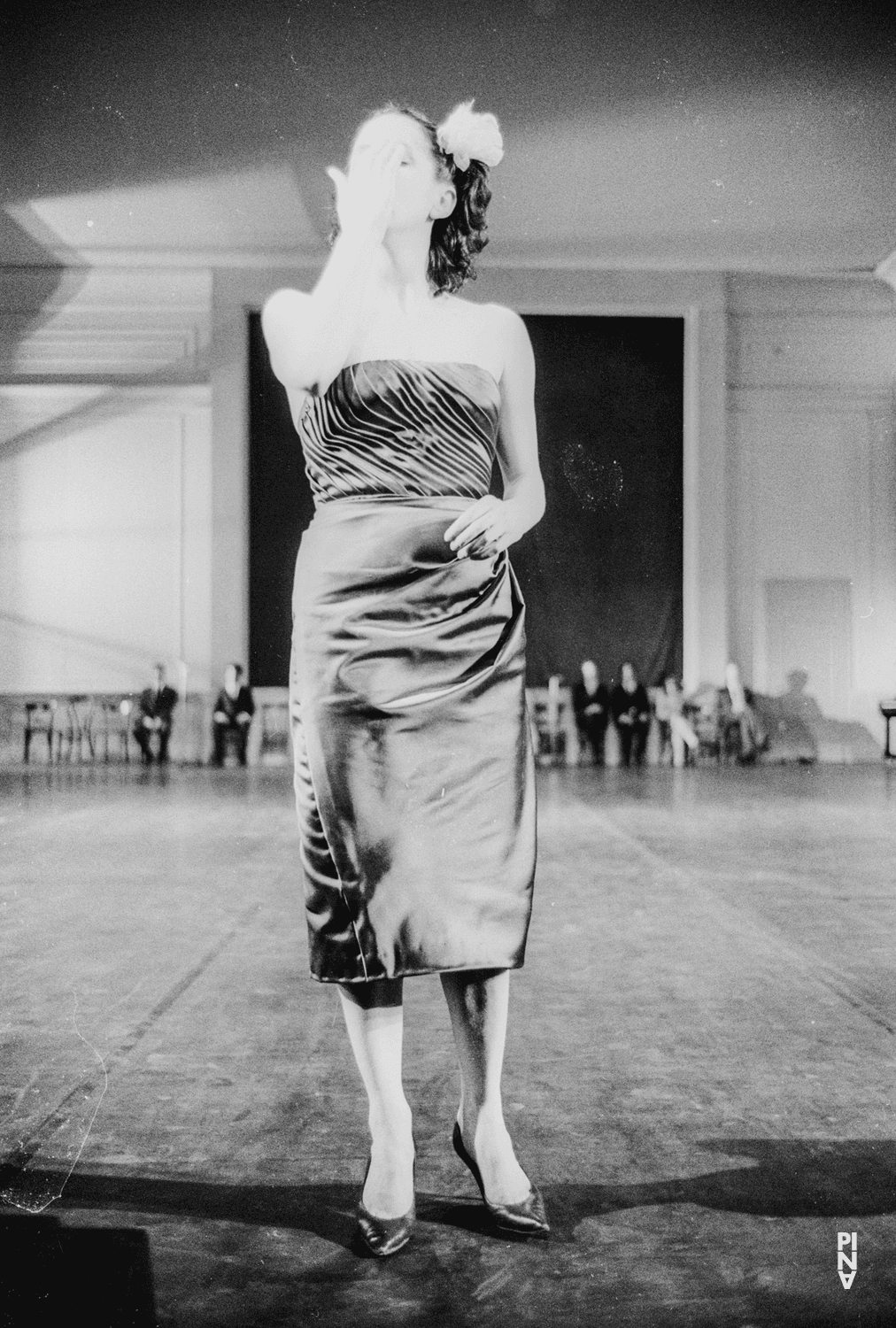 Meryl Tankard dans « Kontakthof » de Pina Bausch