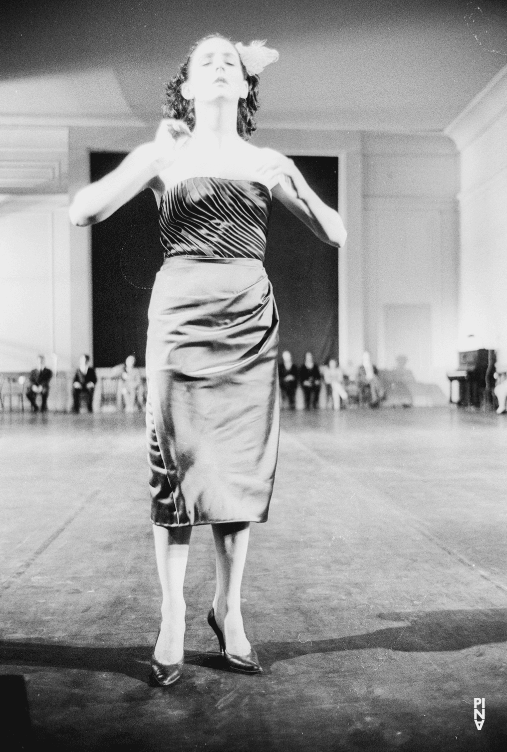 Meryl Tankard dans « Kontakthof » de Pina Bausch
