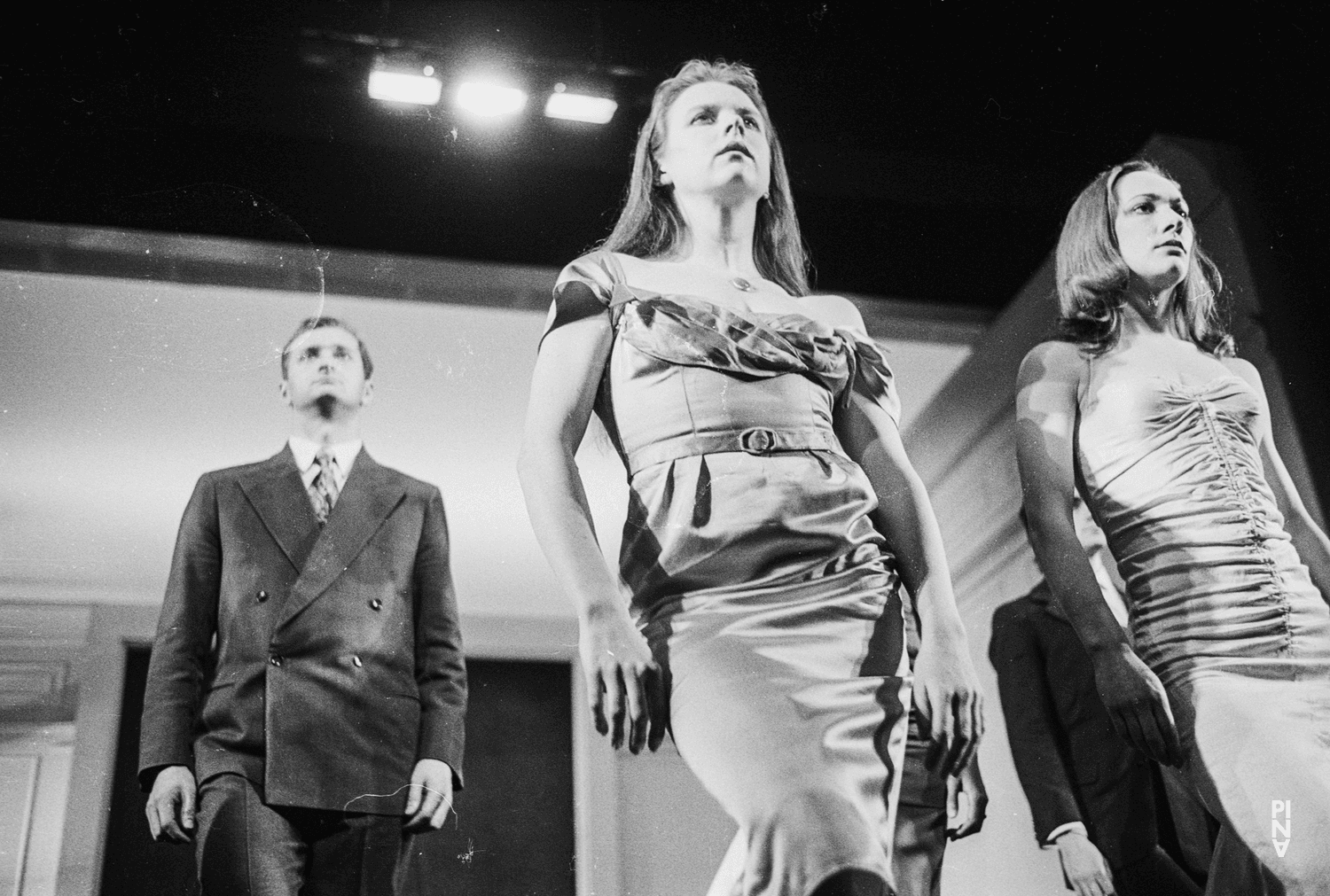 Josephine Ann Endicott, Vivienne Newport und Jan Minařík in „Kontakthof“ von Pina Bausch