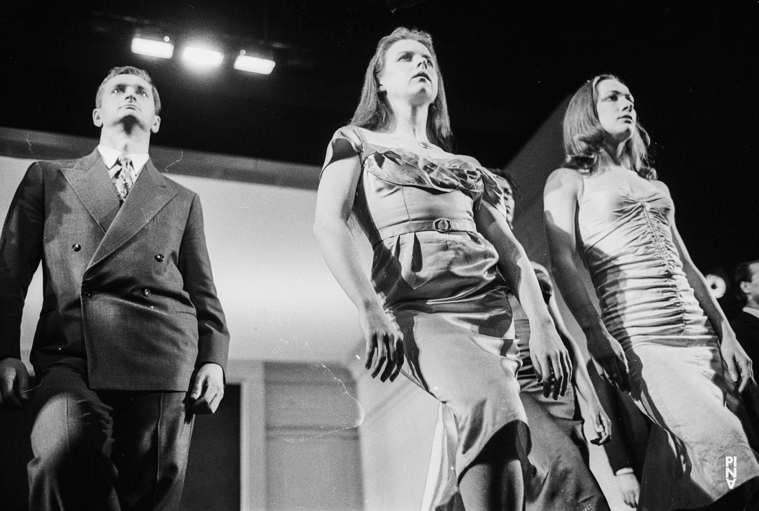 Josephine Ann Endicott, Vivienne Newport und Jan Minařík in „Kontakthof“ von Pina Bausch