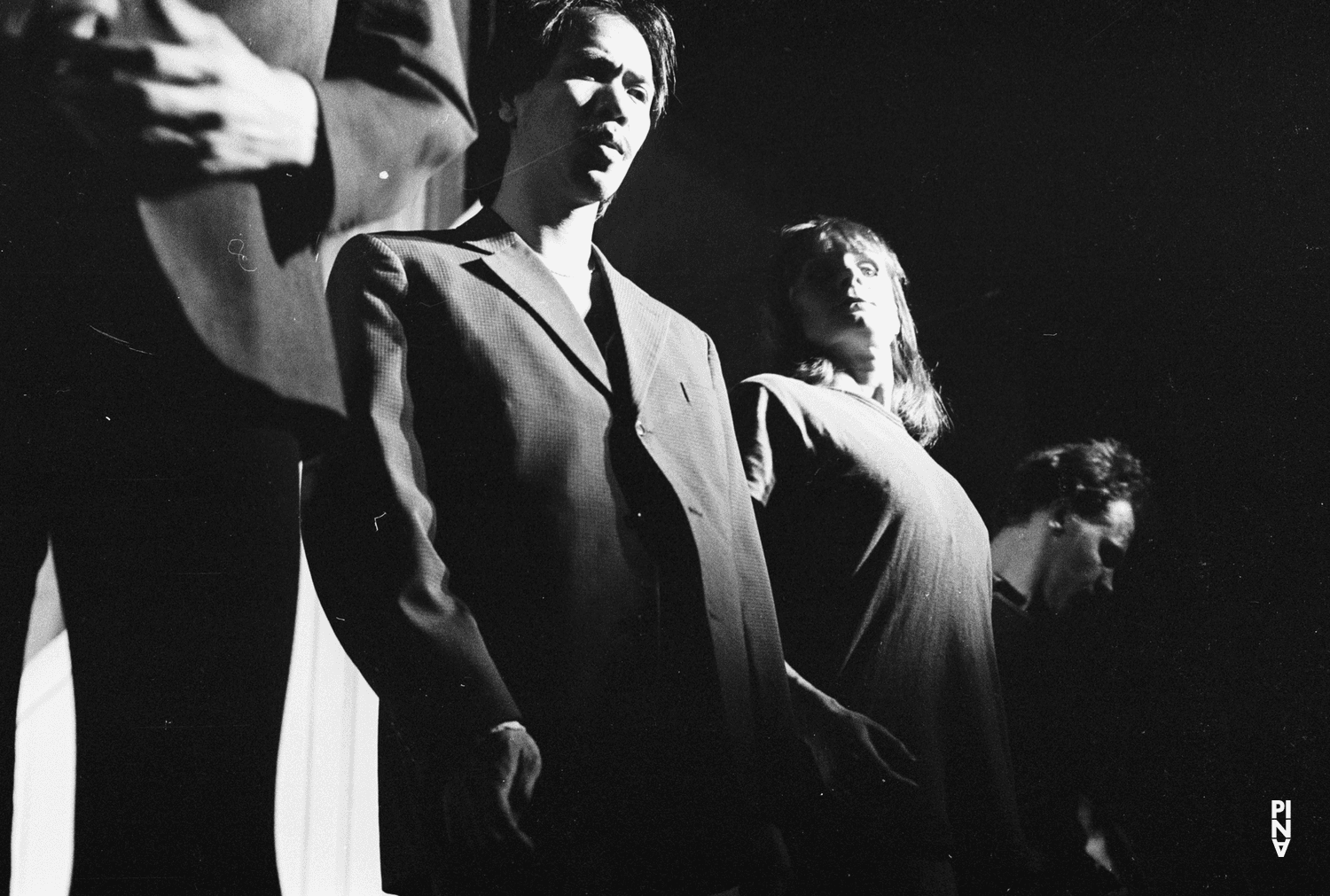 Luis P. Layag, Heinz Samm et Silvia Kesselheim dans « Kontakthof » de Pina Bausch