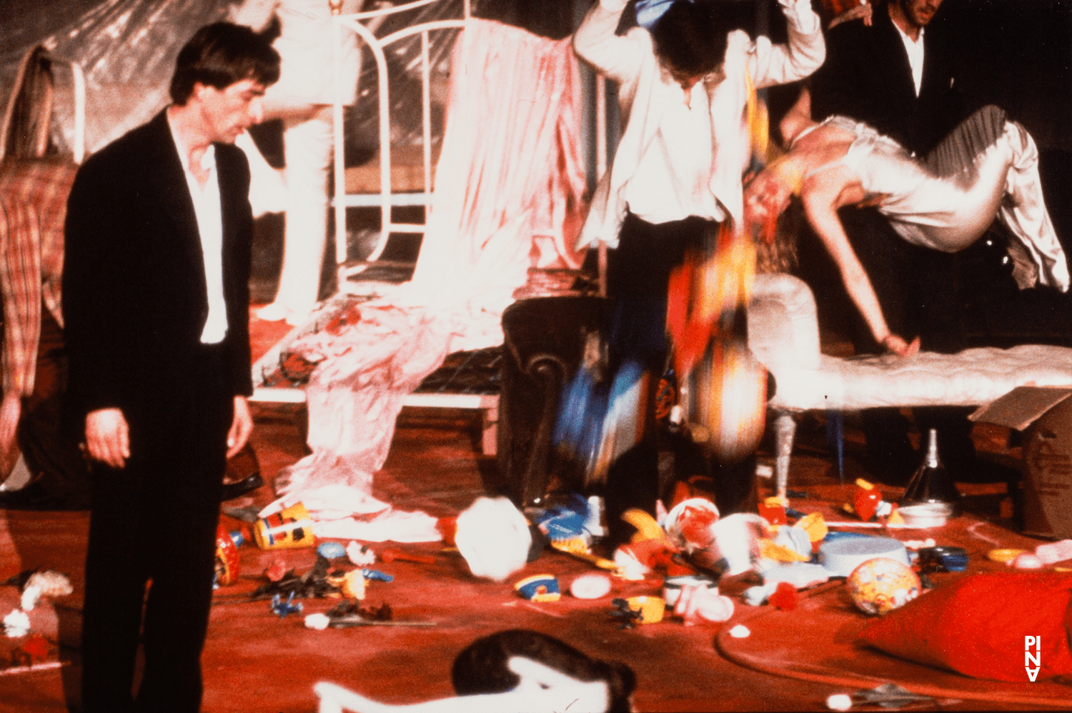 Thomas Duchatelet, Jean Laurent Sasportes und Julie Shanahan in „Er nimmt sie an der Hand und führt sie in das Schloß, die anderen folgen“ von Pina Bausch