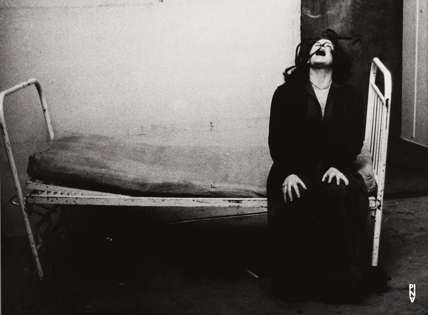 Josephine Ann Endicott dans « Il la prend par la main et la conduit au château, les autres suivent » de Pina Bausch