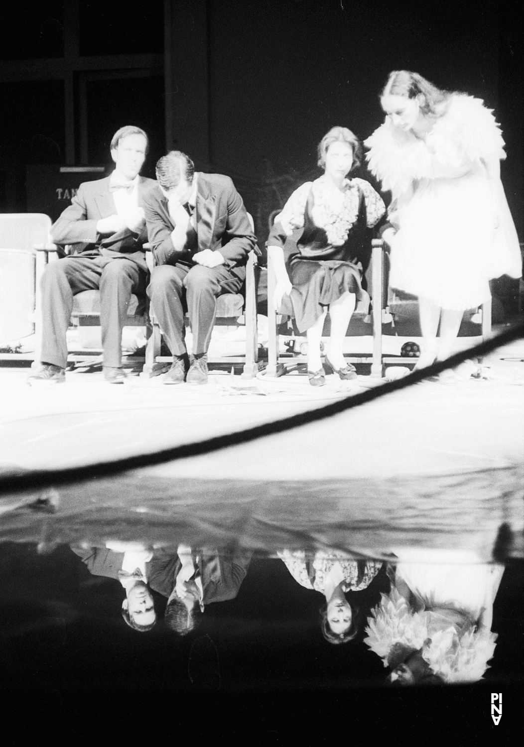 „Er nimmt sie an der Hand und führt sie in das Schloß, die anderen folgen“ von Pina Bausch