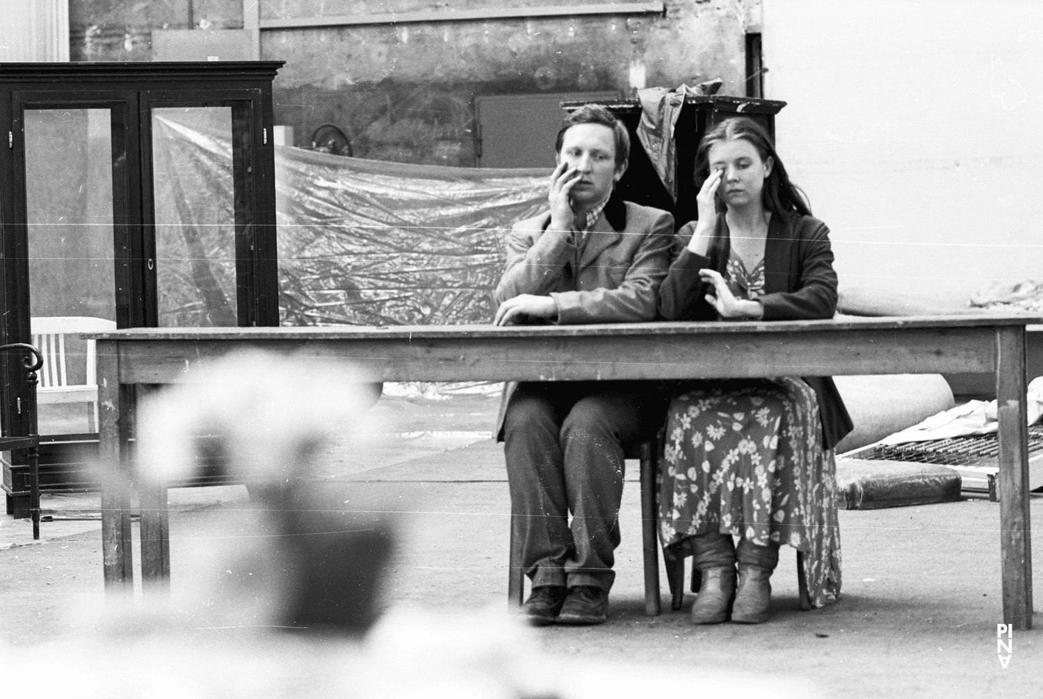 Hans Dieter Knebel et Josephine Ann Endicott dans « Il la prend par la main et la conduit au château, les autres suivent » de Pina Bausch, saison 1977/78