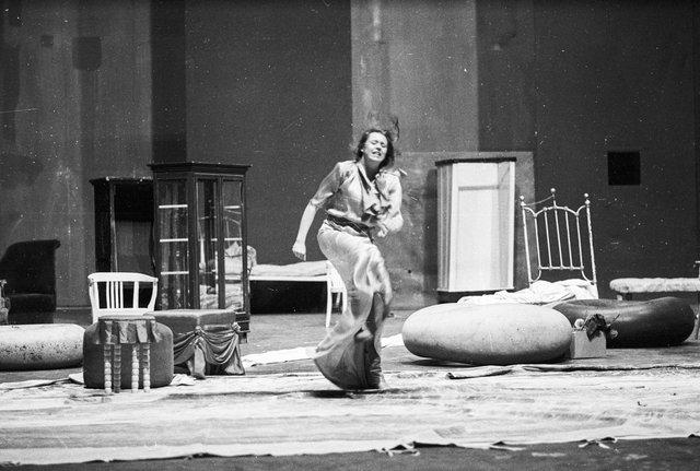 Josephine Ann Endicott in „Er nimmt sie an der Hand und führt sie in das Schloß, die anderen folgen“ von Pina Bausch, Spielzeit 1977/78