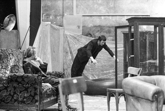 Dominique Mercy und Jan Minařík in „Er nimmt sie an der Hand und führt sie in das Schloß, die anderen folgen“ von Pina Bausch, Spielzeit 1977/78