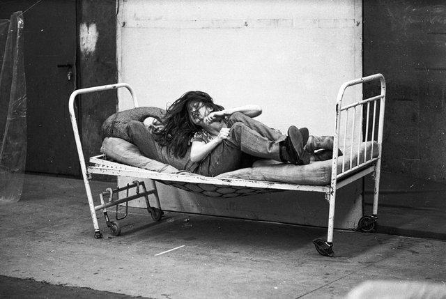Josephine Ann Endicott und Hans Dieter Knebel in „Er nimmt sie an der Hand und führt sie in das Schloß, die anderen folgen“ von Pina Bausch, Spielzeit 1977/78