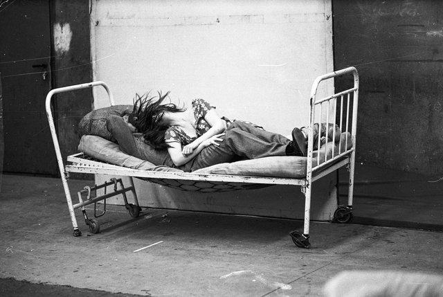 Hans Dieter Knebel und Josephine Ann Endicott in „Er nimmt sie an der Hand und führt sie in das Schloß, die anderen folgen“ von Pina Bausch, Spielzeit 1977/78