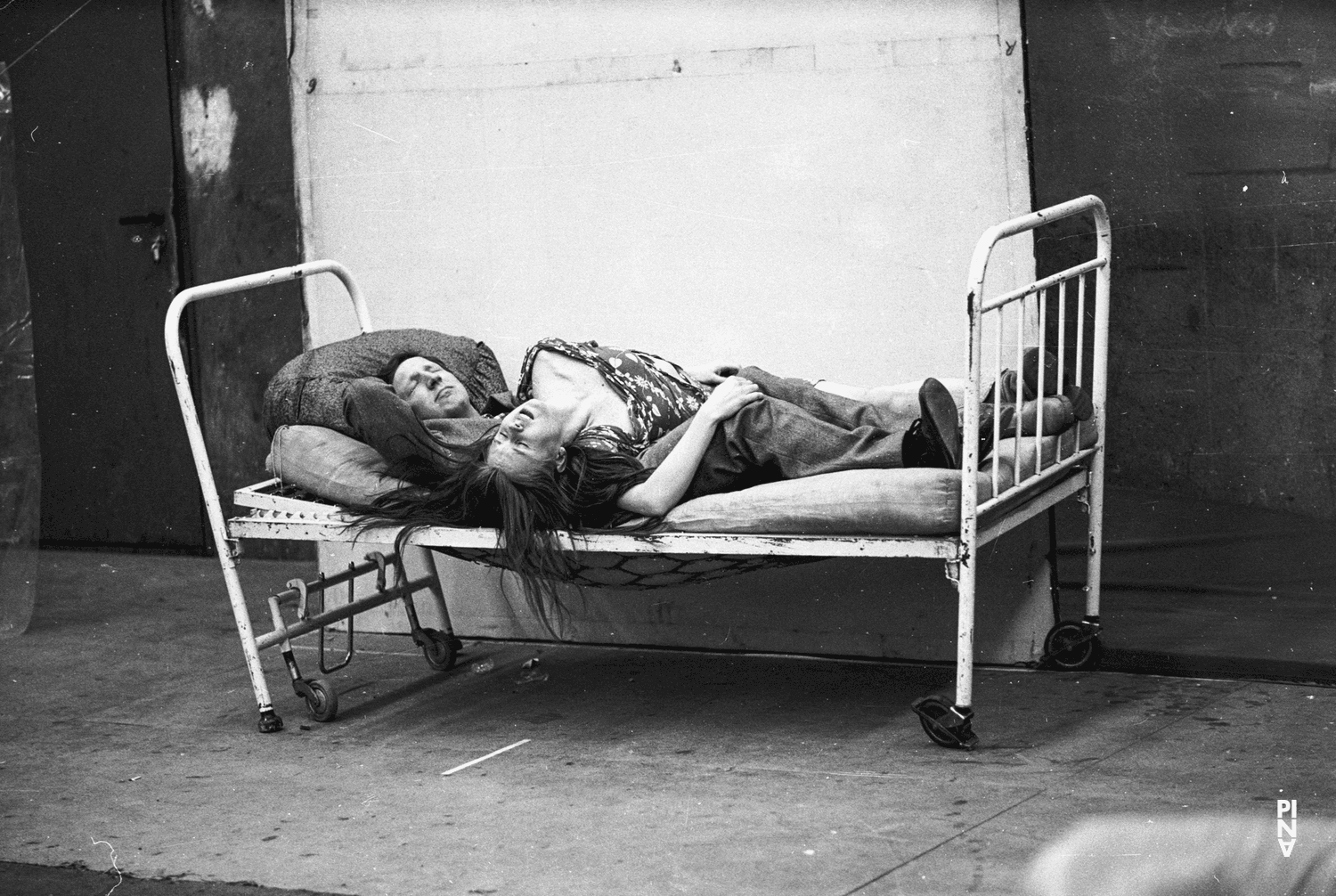 Josephine Ann Endicott et Hans Dieter Knebel dans « Il la prend par la main et la conduit au château, les autres suivent » de Pina Bausch, saison 1977/78