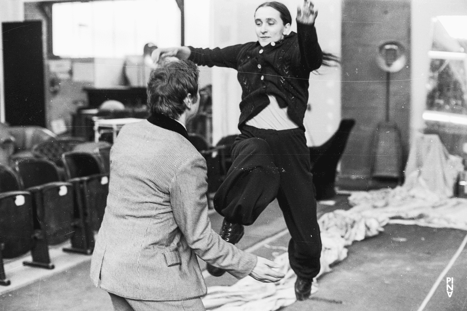 Hans Dieter Knebel et Pina Bausch dans « Il la prend par la main et la conduit au château, les autres suivent » de Pina Bausch, saison 1977/78