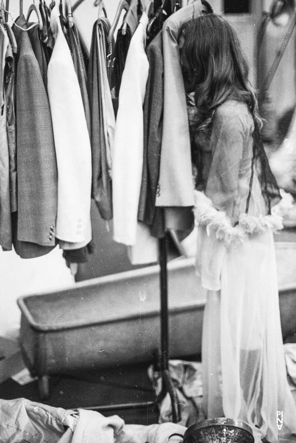 Vivienne Newport dans « Il la prend par la main et la conduit au château, les autres suivent » de Pina Bausch, saison 1977/78