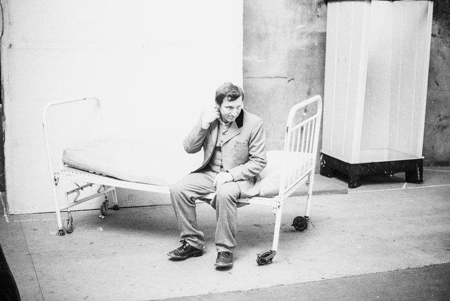 Hans Dieter Knebel in „Er nimmt sie an der Hand und führt sie in das Schloß, die anderen folgen“ von Pina Bausch, Spielzeit 1977/78