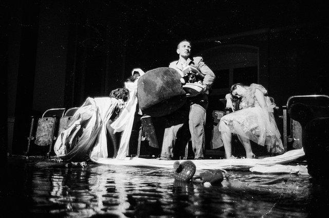 Hans Dieter Knebel und Josephine Ann Endicott in „Er nimmt sie an der Hand und führt sie in das Schloß, die anderen folgen“ von Pina Bausch, Spielzeit 1977/78