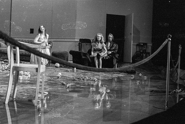 Josephine Ann Endicott, Soňa Červená und Dominique Mercy in „Er nimmt sie an der Hand und führt sie in das Schloß, die anderen folgen“ von Pina Bausch, Spielzeit 1977/78