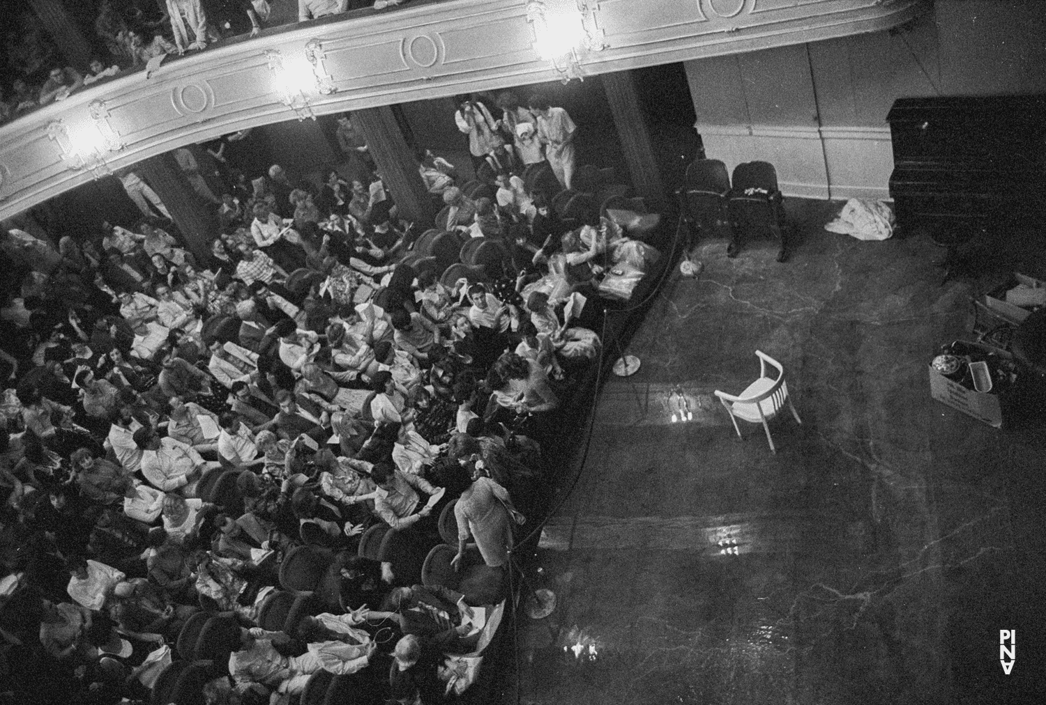 Photo de « Il la prend par la main et la conduit au château, les autres suivent » de Pina Bausch, saison 1977/78