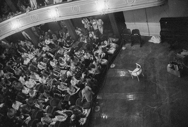 „Er nimmt sie an der Hand und führt sie in das Schloß, die anderen folgen“ von Pina Bausch, Spielzeit 1977/78