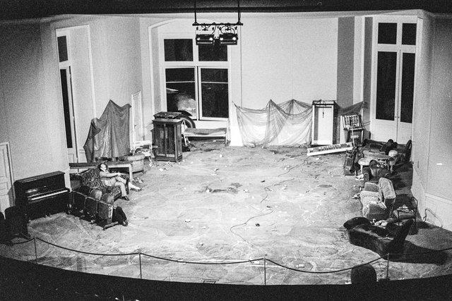 Hans Dieter Knebel in „Er nimmt sie an der Hand und führt sie in das Schloß, die anderen folgen“ von Pina Bausch, Spielzeit 1977/78