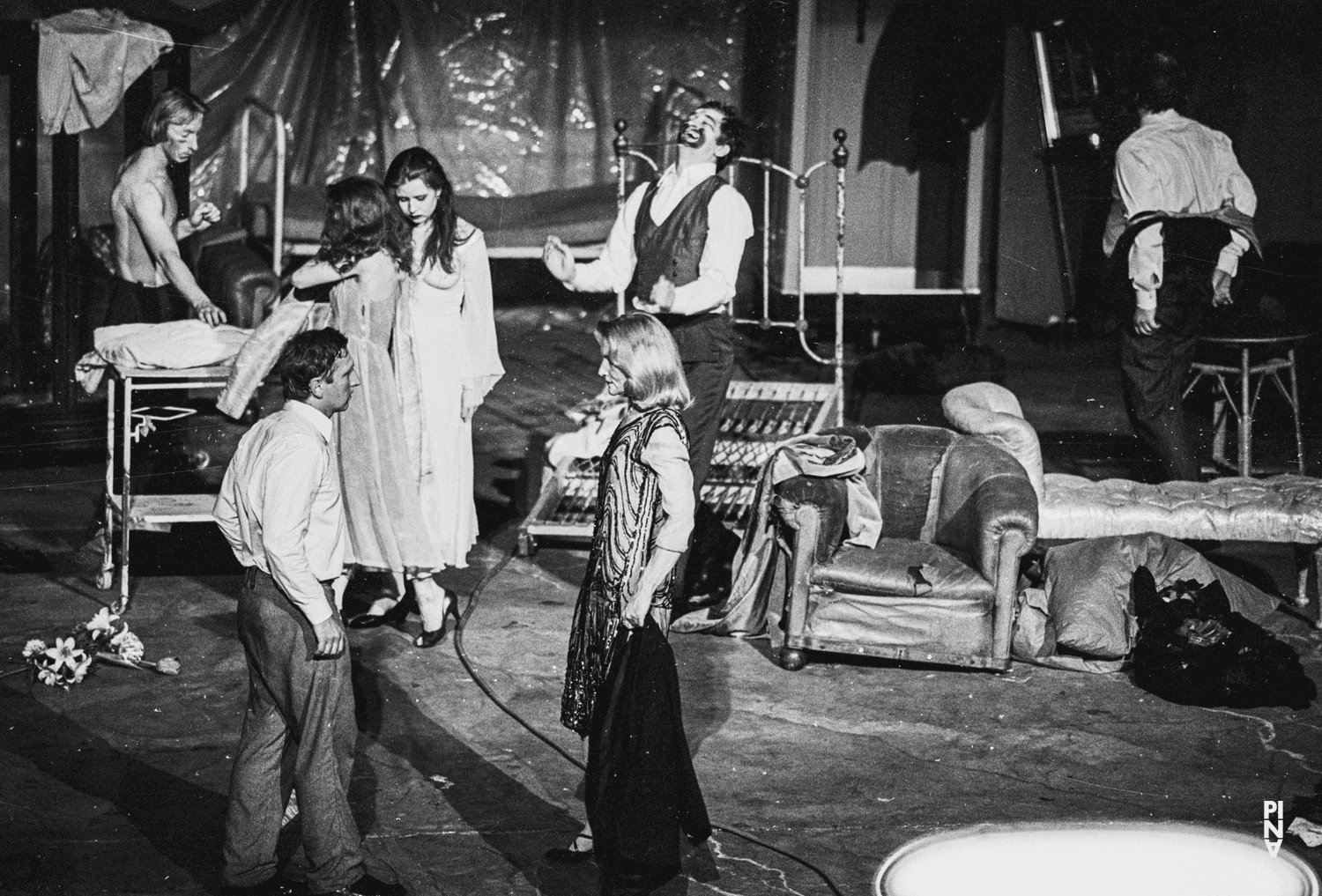 Photo de « Il la prend par la main et la conduit au château, les autres suivent » de Pina Bausch, saison 1977/78