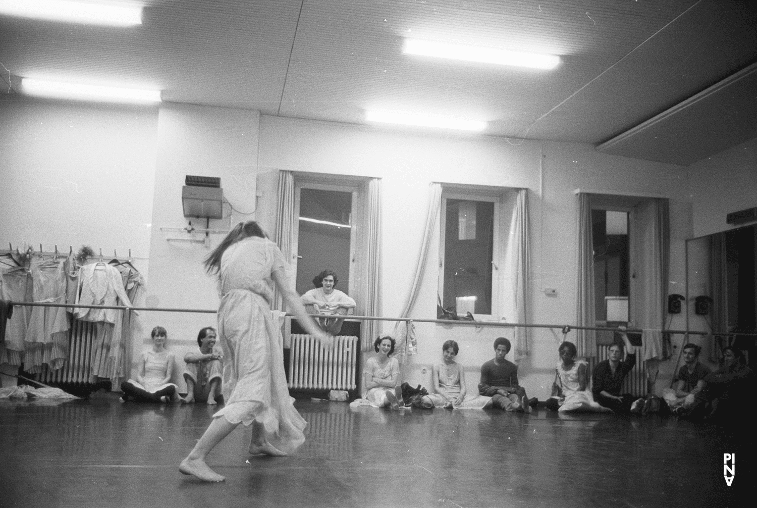 „Er nimmt sie an der Hand und führt sie in das Schloß, die anderen folgen“ von Pina Bausch