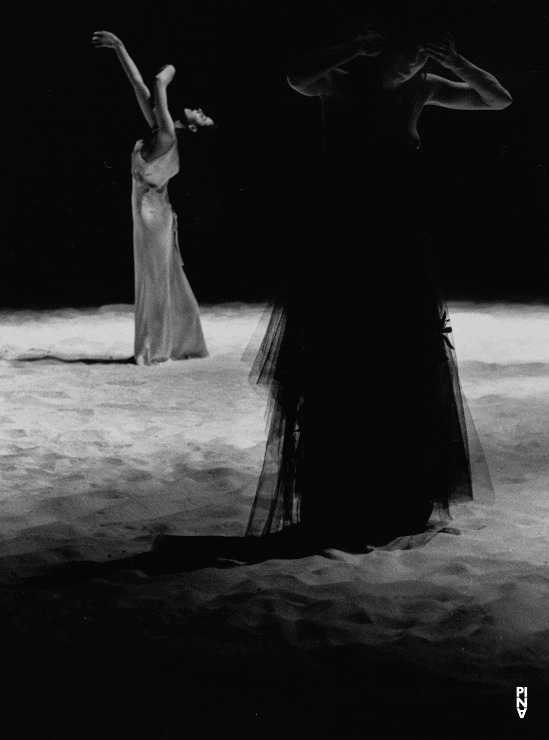Julie Anne Stanzak et Marigia Maggipinto dans « Tanzabend II » de Pina Bausch