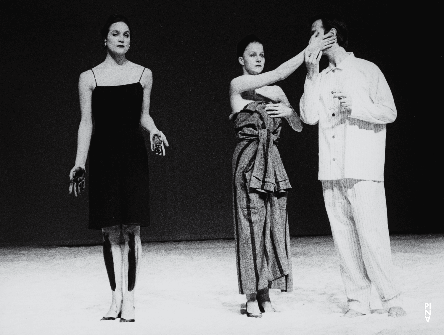 Julie Anne Stanzak und Barbara Kaufmann in „Tanzabend II“ von Pina Bausch