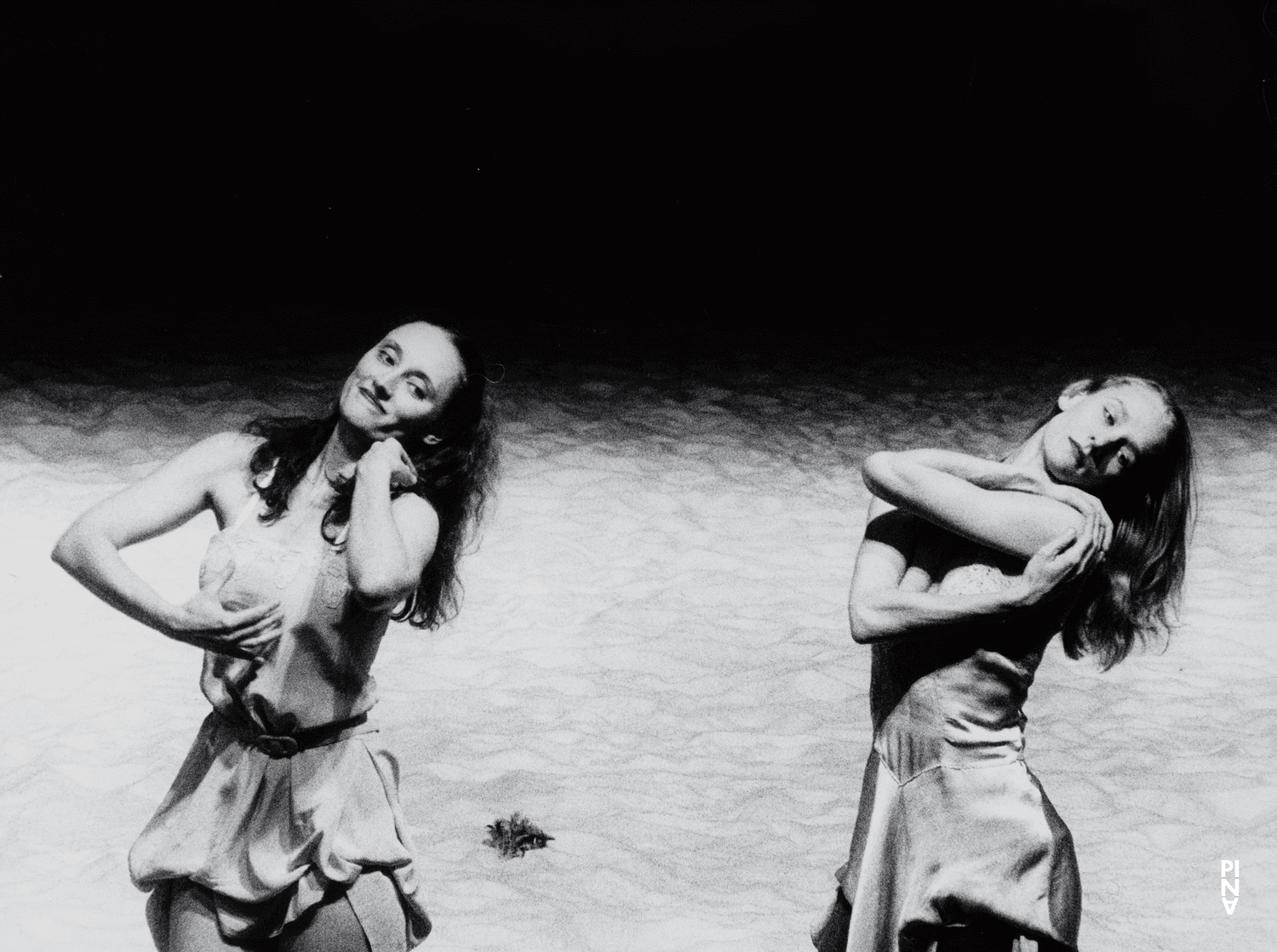 Julie Shanahan und Nazareth Panadero in „Tanzabend II“ von Pina Bausch